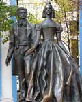 Памятник Пушкину и Наталье Гончаровой.
